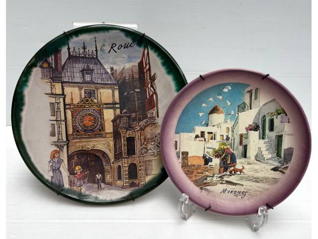 Par de pratos decorativos em porcelana pintada à mão, um com cenas de Rouen na França medida de 20cm e o outro de Myconos na Grécia. Medida de 15cm.