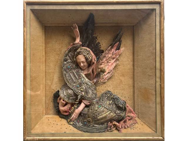 SOREL- Assemblagem-tapeçaria Birmanesa de parede bordada com fios dourados em alto relevo a mão, representando figura feminina com túnica e asas ,protegido por uma moldura de vidro , cores vibrantes ,costura impecavel em excelente estado medindo  45 x 45cm-inicio do seculo XX.