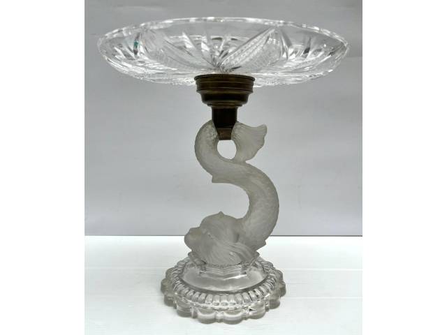 Antiga  fruteira em cristal Baccarat com base em cristal fosco em forma de figura fitomórfica encimada por prato em cristal lapidado med. 30 cm de alt. e 30 cm de diâmetro. França anos 40