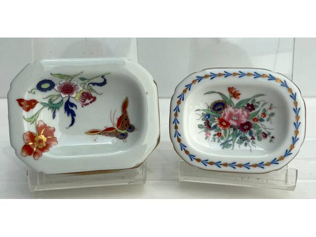 Par de saleiros José Manoel porcelana portuguesa branca esmaltada,  “Vista Alegre”, decor. floral e borboletas. 10,7 x 8,1 x 3,5 cm. - Portugal, séc. XX