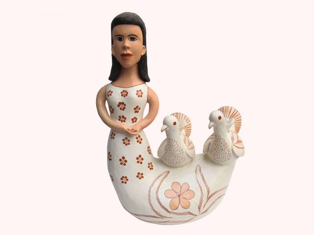 Durvalina -Exótica jarra em cerâmica pintada de branco com desenhos florais em vermelho coral. Corpo na forma de "nau encimado por duas aves  e tampa em formato de cabeça de mulher" h =53 cm ass. no fundo - Vale do Jequitinhonha - MG