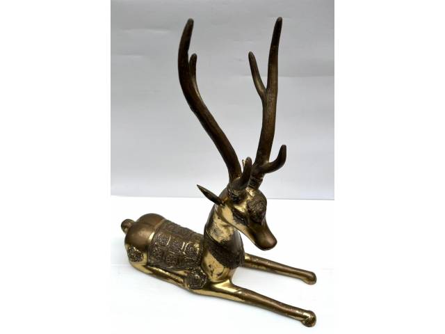 Escultura de bronze polido representando figura de Cervo . Chifres longos e postura deitada.  Medidas: 44 x 50 x 12cm. Oriente Médio, séc. XX