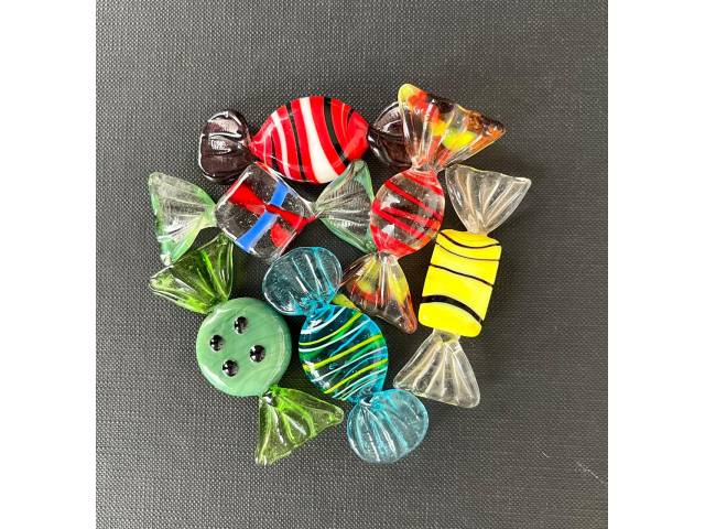 Coleção composta por seis ilndas peças decorativas em formato de doces e bombons, executadas em vidro artístico no estilo Murano soprado. Itália. Meados do século XX.  medido 6 cm.
