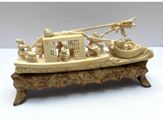 Grupo escultórico em marfim oriental, representando barca com figuras. Base em madeira. China, inicio do séc. XX. Medidas: 11x 13 x 7cm