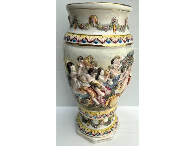 Grande floreiro  em porcelana esmaltada  italiana , manufatura " Capo D'Monte" , da cidade de Nápoles, ornada  pelo seu corpo  com elementos decorativos de anjos, flores, folhas  em alto relevo, pé oitavado  finamente ornamentado H= 50 cm Itália anos 60