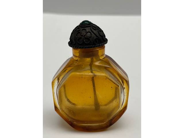 Snuff-Bottles em vidro amarelo liso com tampa  decorada, peça de coleção. Med.: 5,5cm - China, séc. XVIII/XIX