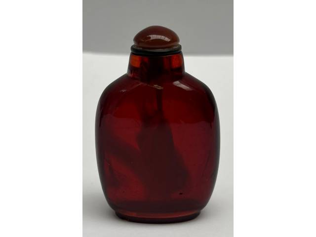 Snuff-Bottles em vidro vermelho liso com tampa mesclada na cor marrom, peça de coleção. Med.: 6,5cm - China, séc. XVIII/XIX