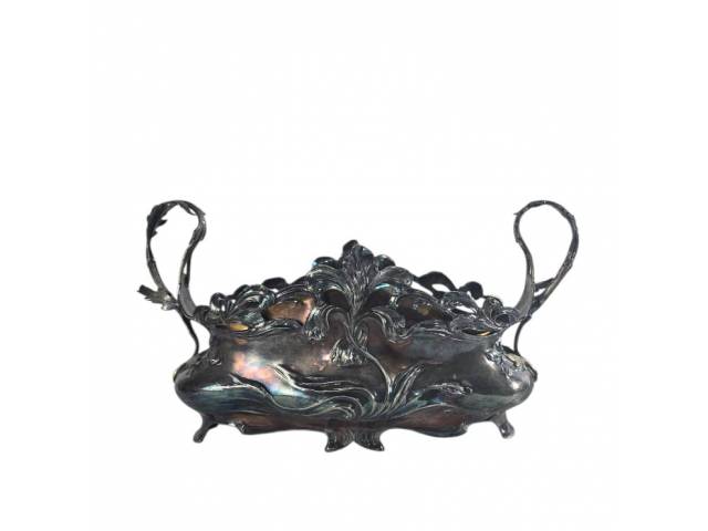 Centro de mesa estilo e época Art Noveau, de pewter espessurado a prata. em forma oval, decorado com flores e folhagens em relevo. ACompanha o recipiente interno original. 22 x 39 x 15 cm. Alemanha século 19/20