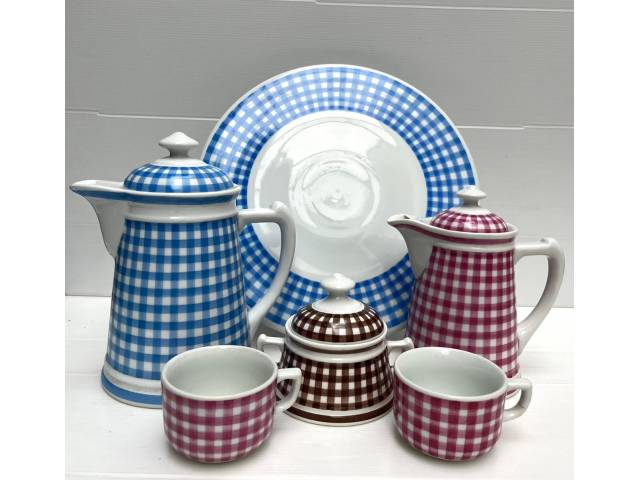 Serviço de chá contendo 6 peças , sendo bule , leiteira ,açucareiro ,prato para bolo e duas xicarras com estampa de pic- nic (xadrez ) em porcelana brasileira -STEATITA