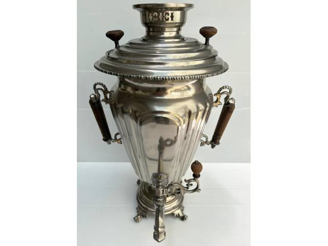 Imponente e antigo samovar russo, provavelmente do séc. XIX, corpo gomado e canelado, com pegas em madeira pintada de preto, bem conservado. Rússia. Medida: 38 cm x 35 cm x 50 cm.
