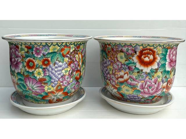 Par de cachepot em porcelana chinesa, decoração policromada com motivos florais, borda decorada com motivos gregos Acompanha presentoir .China -Medida:  20 cm altura e 28 cm de diâmetro