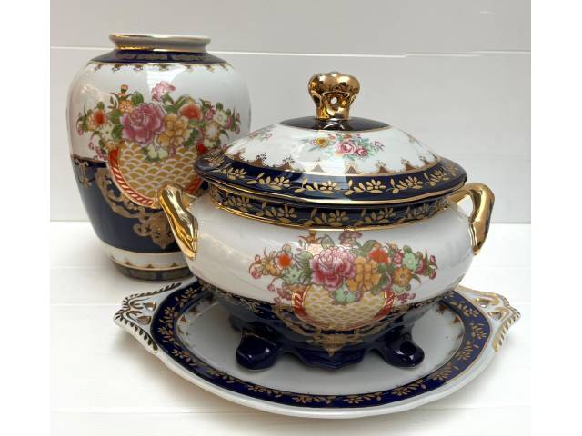 Sopeira com presentoir  e Floreiro bojudo em porcelana europeia com decoração floral , fundo azul cobalto e aplicações douradas. Floreiro H=25cm - Sopeira H= 23cm e Presentoir L=35cm