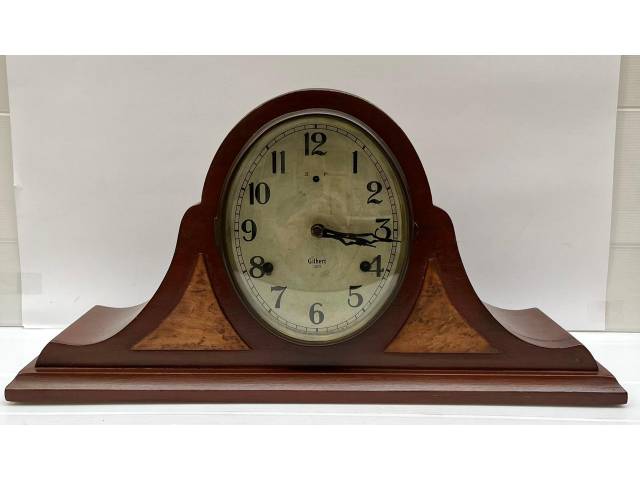 Relógio de mesa semi carrilhão  americano  em madeira  Vintage da marca Gilbert. Med.: 26 x 50 x 13cm. USA anos 50