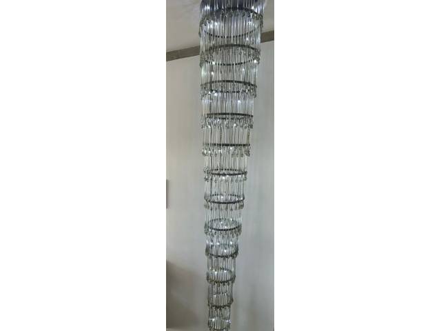 Lustre pendente de cristal no formato aspiral , medindo 6 metros , em perfeito estado