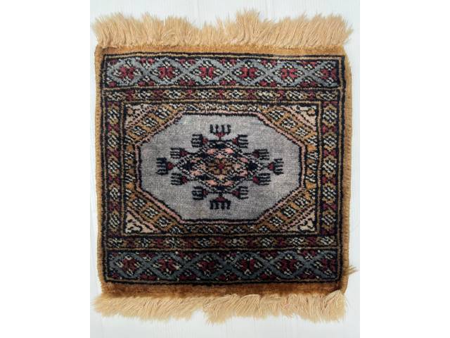 Antigo  tapete persa de mesa.   Med.: 30 x 34cm