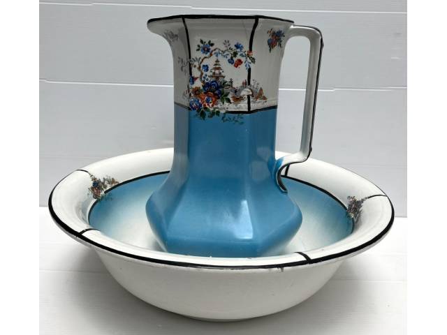 Gomil ( jarra e bacia) em porcelana  finamente decorada  com reservas campestre. Diâmetro - 45cm; altura  34cm  - com pequeno bicado na ponta da jarra