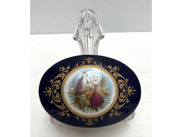 Pequeno porta-joias em porcelana francesa  de Limoges -  na cor azul cobalto com  ricos detalhes em dourado.