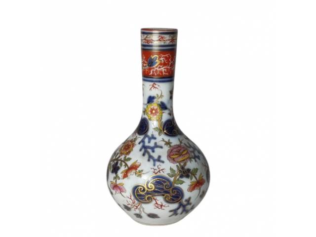 Vaso de porcelana europeia com decoração Chinoiserie à maneira Imari. Altura 33 cm. Europa século 19/20