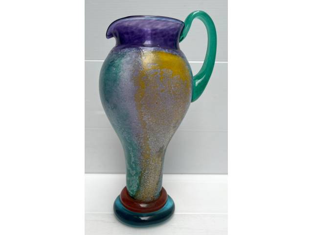 Jarra de vidro artístico multicolorido "Kosta Boda" em diversas tonalidades ,   Alt 27 x 14 x 09 cm ass. na base design  de Kjell Engman. Suécia anos 70