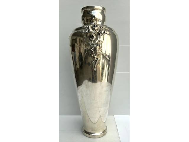 Grande floreiro cilindrico com decoração floral em  metal espessurado à prata H=50 cm