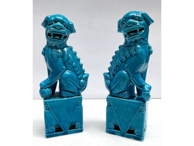Par de esculturas “Cães de Fó” em porcelana oriental esmaltada e vitrificada na cor azul turquesa H = 16 cm, déc. 60/70