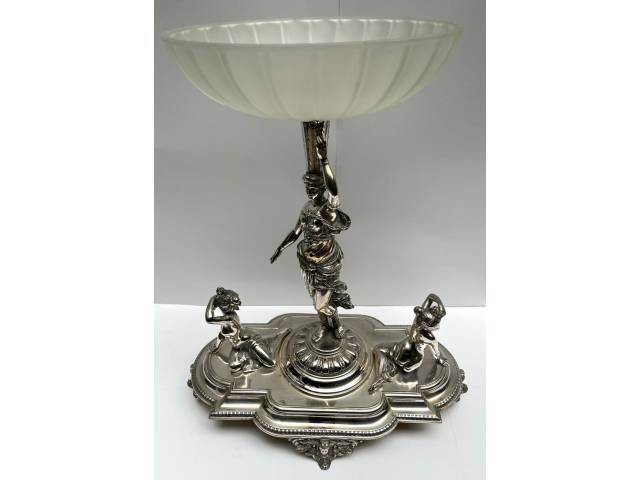 Belíssima centro de mesa art noveaux, em metal espessurado à prata, Prato em vidro jateado suspenso por belíssima  dama em . Base ricamente decorada em auto relevo, com  ninfas .h= 50cm L= 50cm D=30cm