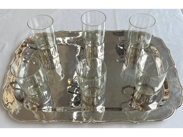 Elegante bandeja ao estilo art decô com alças finamente  torneadas em metal espessurado a prata e  06 (seis) taças para chá em cristal da Bohemia e pega  em metal espessurada a prata ao estilo art decô .Europa anos 60