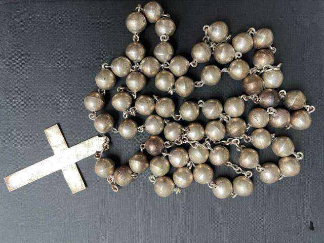 Antigo e belíssimo terço  em metal espessurado a  prata  com contas - medida total com o crucifixo - 110 cm (fechado) - só o crucifixo - med. 10 cm