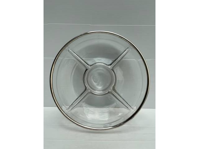 Petisqueira  em cristal grosso translucido  4 repartições laterais e uma central com borda com acabamento em metal prateado.d= 35cm