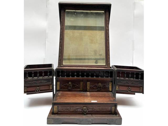 Interessante tocador para viagem em madeira ,com feixes laterais , alças em bronze finamente ornamentado , figura de  dragões frontais, espelho e cinco gavetas internas .Medidas da caixa FECHADA:  0,24 x 0,30 x 0,18 cm  e  ABERTA : 0,24 42 x 0,18 cm – China, séc. XIX.