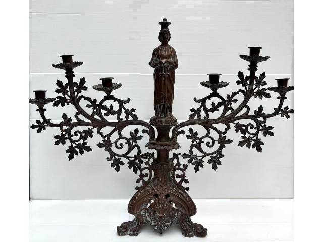 Antigo Candelabro em bronze fundido e cinzelado de seis velas com figura sacra no topo central. H=52 x 76 cm