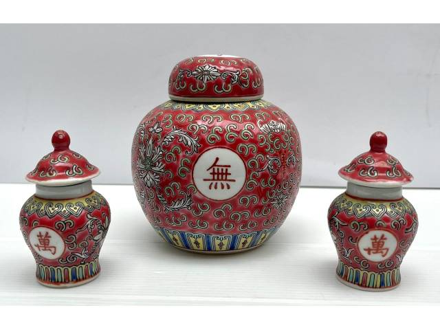 Conjunto de 3 Potiches em porcelana chinesa policromada e esmaltada com decorações diversificadas e ideogramas. Med. 12 x 8cm