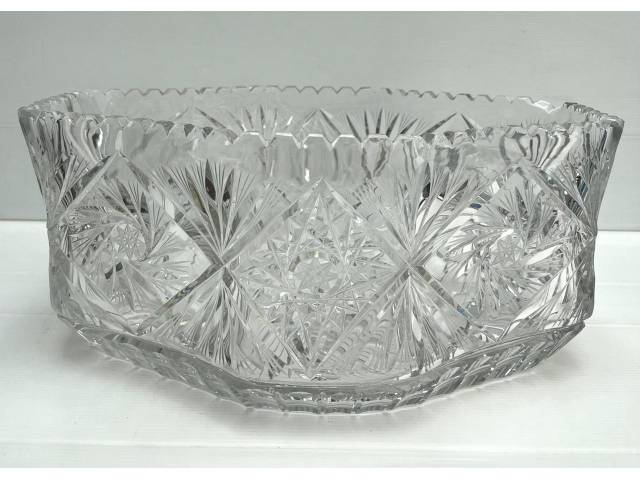 Imponente centro de mesa em cristal da Bohemia finamente lapidado com  gomos e rosáceas e borda serrilhada. Medida= 35 x 25 x 15cm Tchecoslováquia anos 60