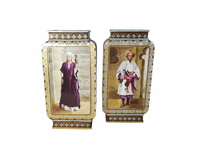 C.B. LANGEALIS. Par de grandes vasos de faiança francesa, finamente pintados com paisagens e figuras orientalistas. Apresenta marca da manufatura sob a base. Altura 40 cm. França século 19. Apresenta pequenos bicados.