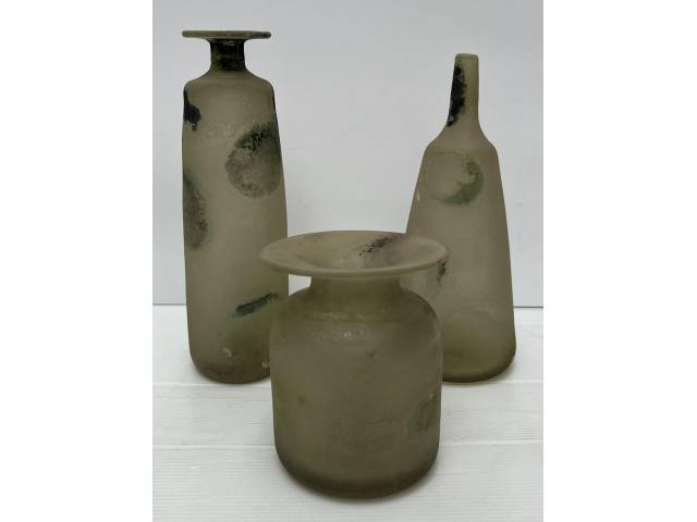 Conjunto de 3 vasos em vidro fosco jateado com apliques , variando em forma e altura. Med. 26cm - 24cm - 13cm
