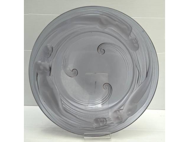 Grande prato medalhão em cristal  Verliz  francês , ladeado por decoração de ninfas em alto relevo, na cor Lilás . Diâmetro 40cm Europa anos 70