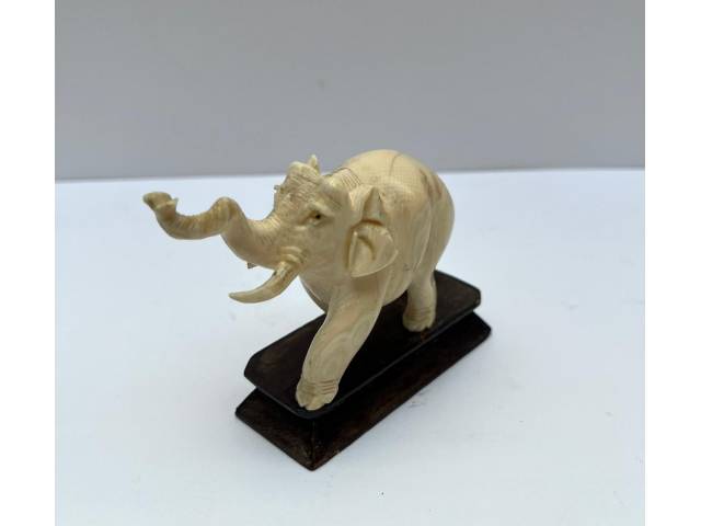 Escultura em marfim representando figura de Elefante, base de madeira., medindo : 7,5 x 9cm Inicio séc XX