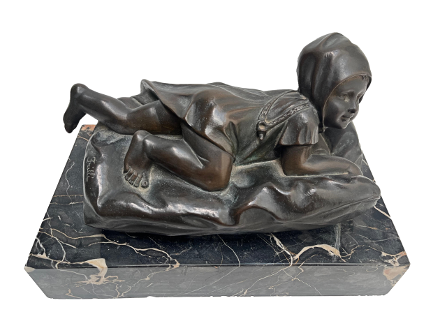 Antônio Frilli escultura em bronze 28 x 29 x 16cm "Figura Criança Deitada" ass. lateral