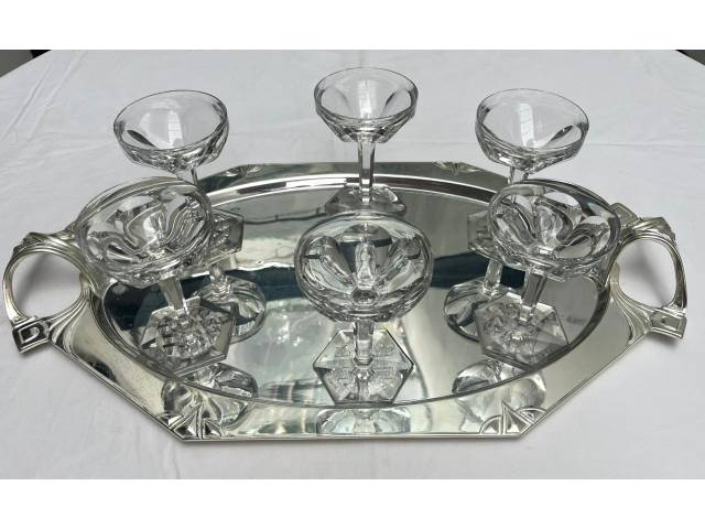 Serviços de 6 taças em cristal Baccarat facetado, com marca acidada do fabricante na base, acompanhado de bandeja em metal espessurado á prata finamente trabalhada. - França anos 70
