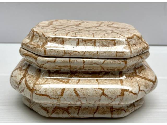 Caixa em cerâmica com acabamento marmorizado em tons bege e marrom, em formato octogonal. Med.15 x 12 x 8cm