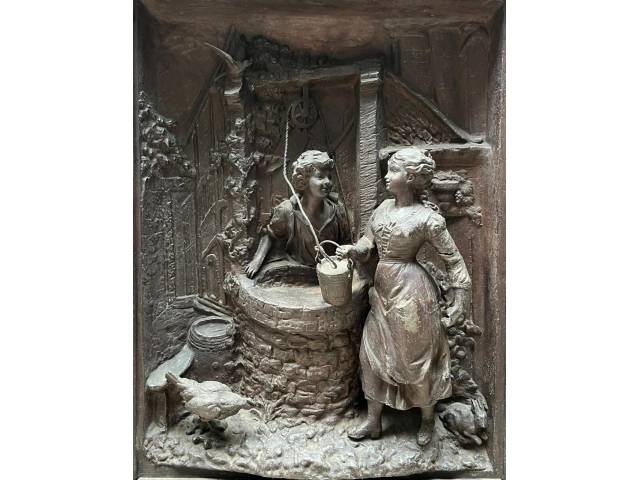 Maravilhosa obra, representando cena brejeira de duas camponesas  tirando água do poço,  petit bronze em  alto-relevo  patinado medindo  46 x 37 cm , peça não assinada , Europa séc. XX.