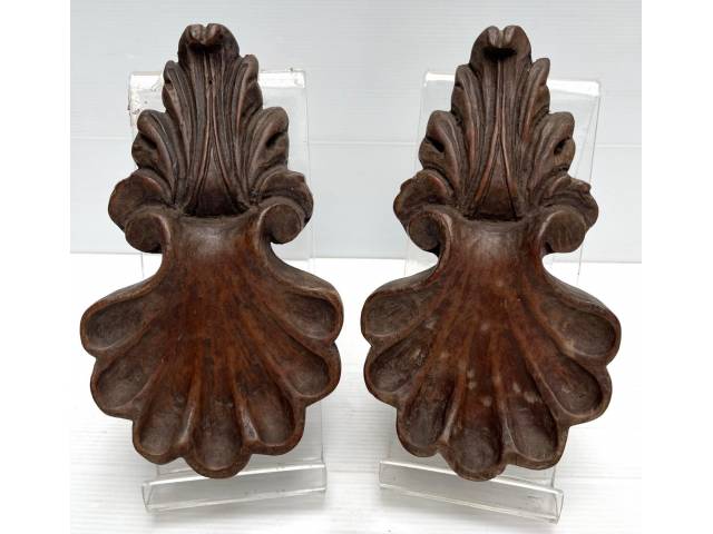 Par de belissimos florões em madeira ricamente esculpidos.   Med.: 20 x 11cm