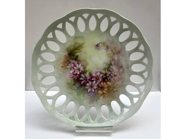 Prato decorativo em porcelana pintado a mão com bordas fenestrado. Med.: 27cm de diâmetro