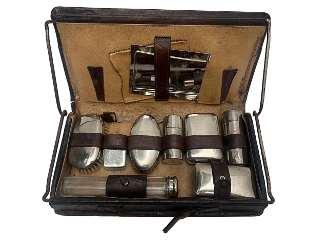 Necessaire masculina de viagem com estojo em couro, contendo 10 peças   em metal espessurado à prata  - anos 60