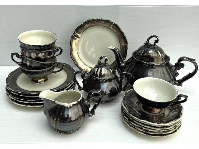 Serviço  de chá em faiança brasileira contendo bule para café , bule para cha ,leiteira . açucareiro e cinco xícaras com acabamento prateado no estado