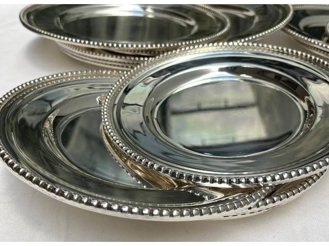 SERVIÇO DE SOUSPLAT ingleses , em metal espessurado a prata  borda finamente trabalhada com esferas, total  16PÇS , sendo  8(oito) principais  e 8(oito) secundárias -Inglaterra anos 60