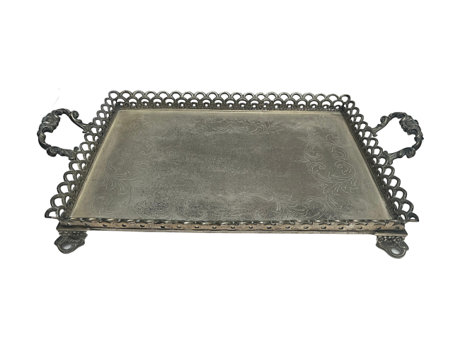 Grande tabuleiro de metal espessurado à prata, galeria fenestrada com ramagens, bandeja com guirlandas, contém duas alças laterais estilizadas. Comp. 60 x 36 x 10cm. Brasil, séc. XX