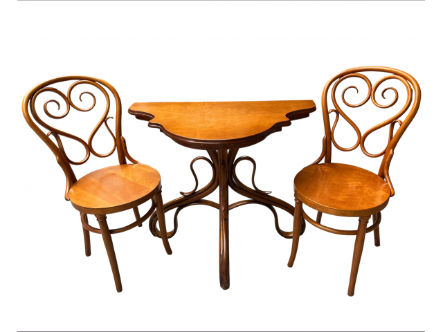 Conjunto de mesa com duas cadeiras originais de Michael Thonet. Este modelo é um clássico do mobiliário austríaco em madeira curvada criados para os Cafés de Viena. (modelo Nº 4/Daum)