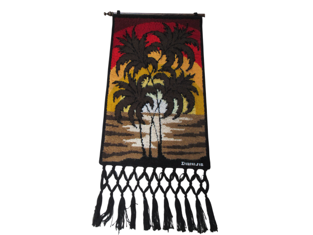 Lote 088 — Dionizio tapeçaria de parede 140 x 70cm " Palmeiras ao por do Sol" ass. CID.  Com alças e franjas em bom estado. Década de 70