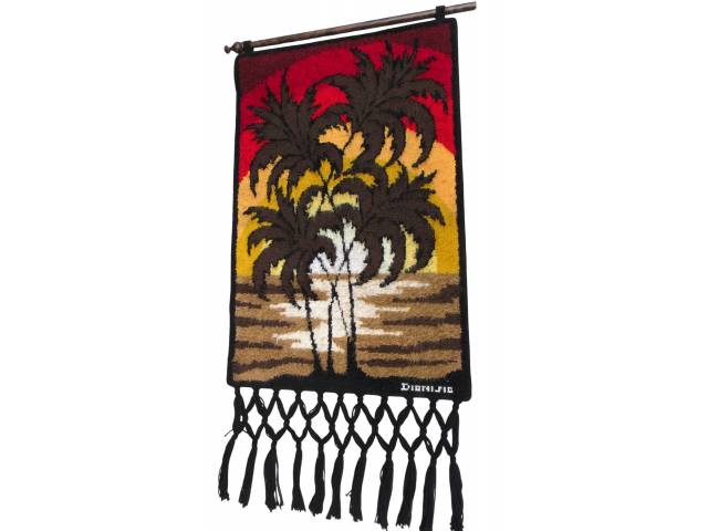 Dionizio tapeçaria de parede 140 x 70cm " Palmeiras ao por do Sol" ass. CID.  Com alças e franjas em bom estado. Década de 70